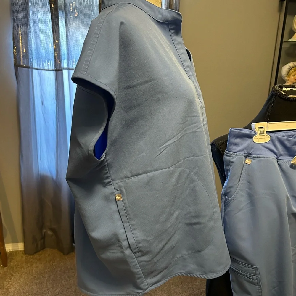 Figs Technical Collection Blue Scrub Top and Pants - Picture 4 of 12